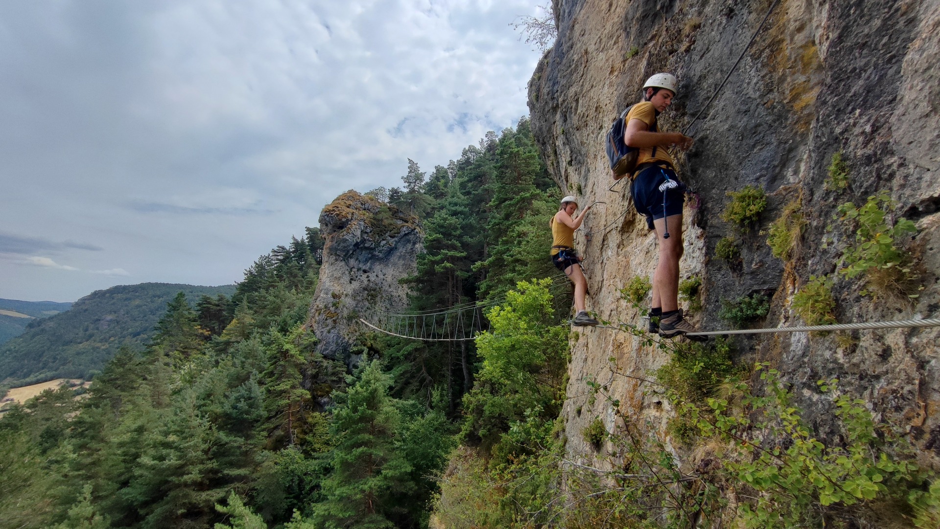 Progression sur la paroi de la via ferrata de La Canourgue.