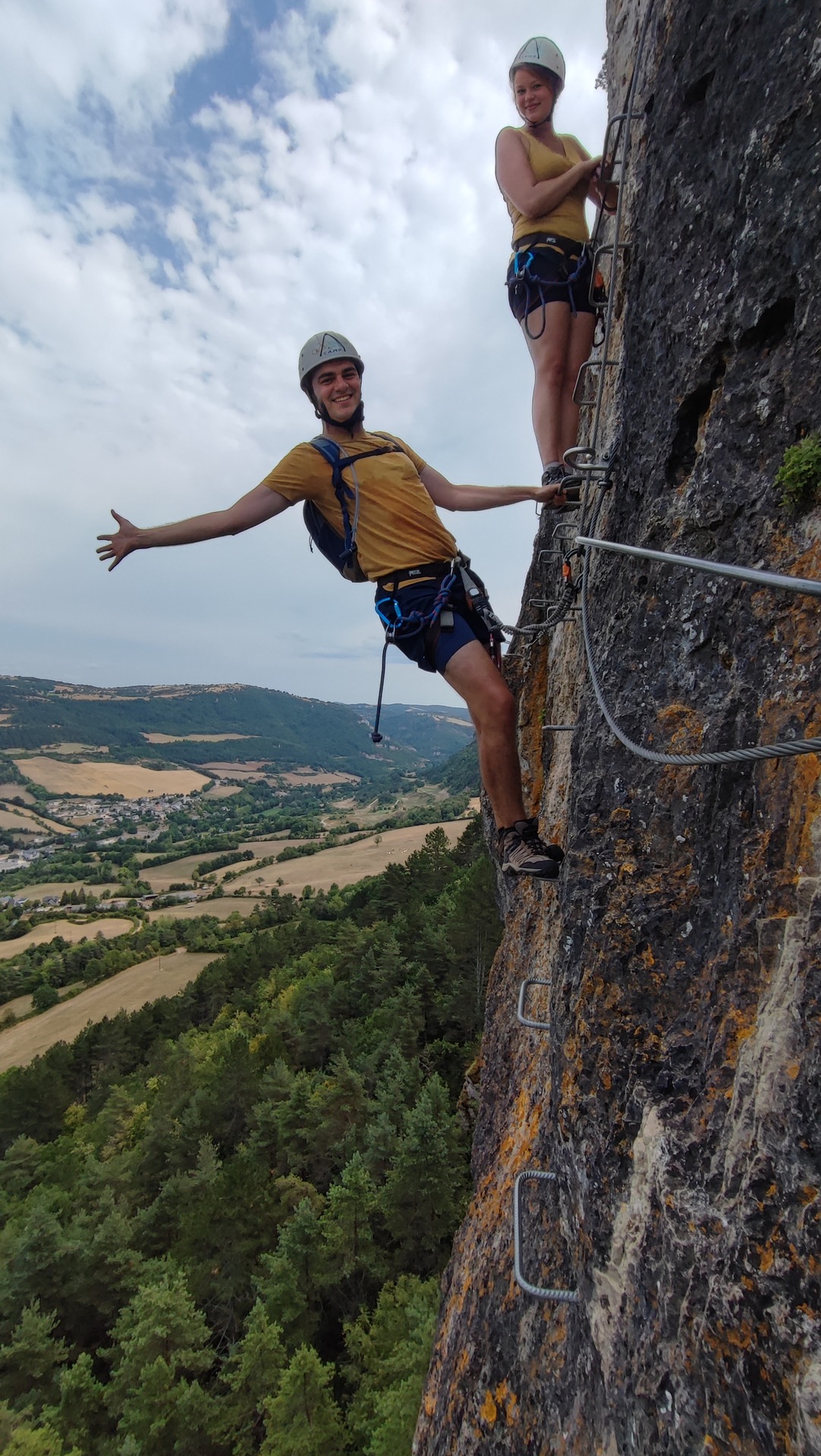 Deux participants sur les échelons de la via ferrata de La Canourgue.