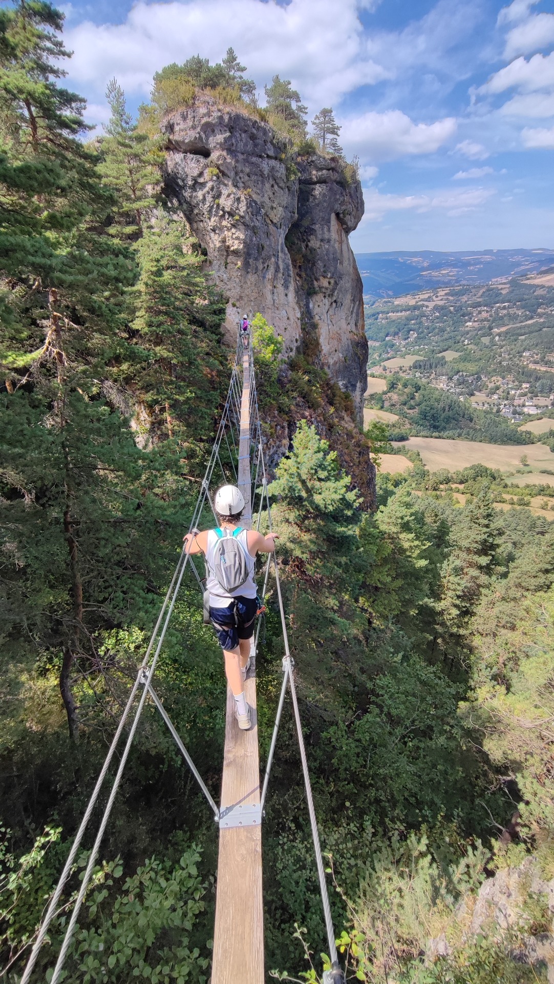 Traversée de la passerelle entre les rochers de Roqueprins.