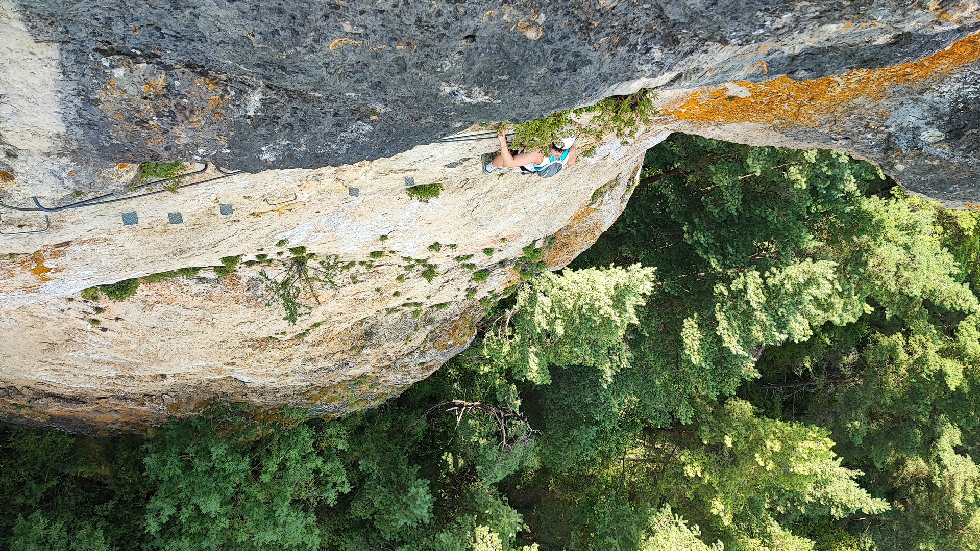 Vue plongeante sur les falaises et la forêt de Roqueprins.