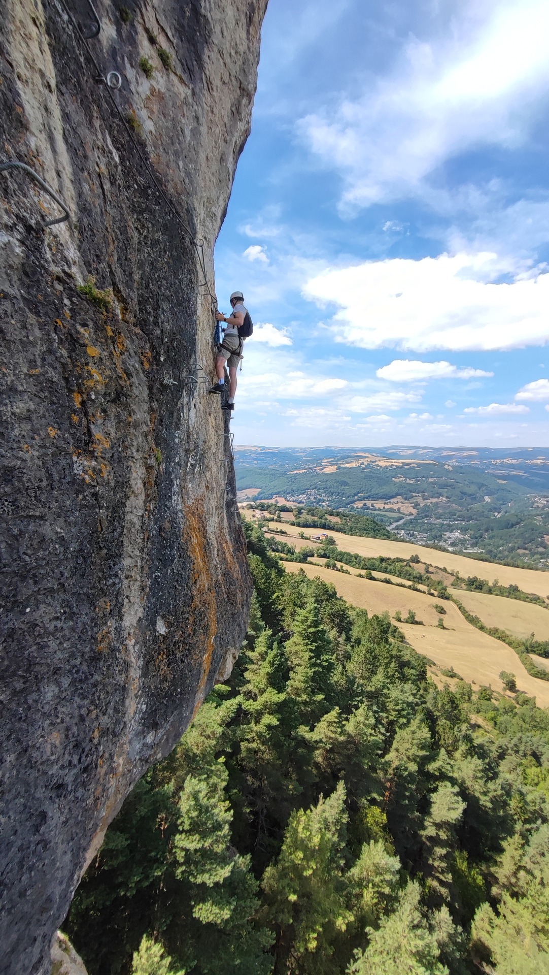 Progression sur les échelons de la falaise de Roqueprins.