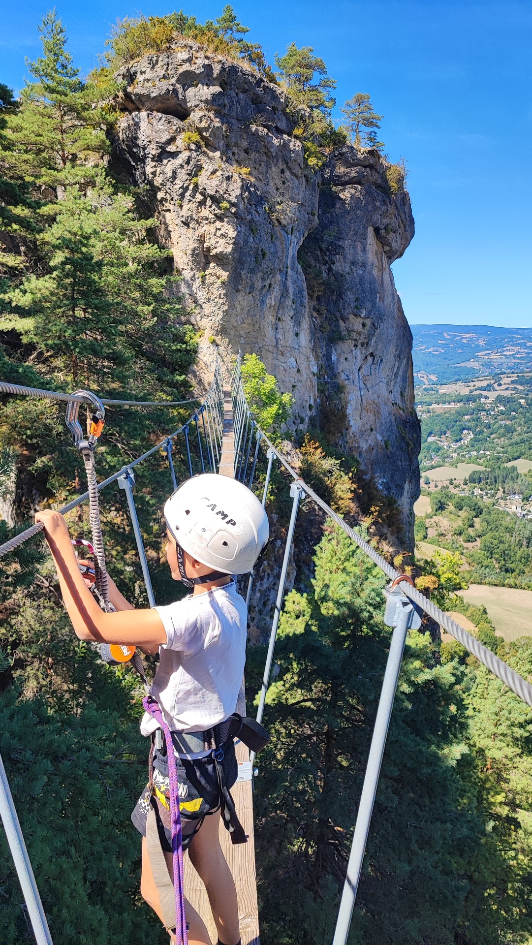 Traversée de la passerelle vers le monolithe de Roqueprins.