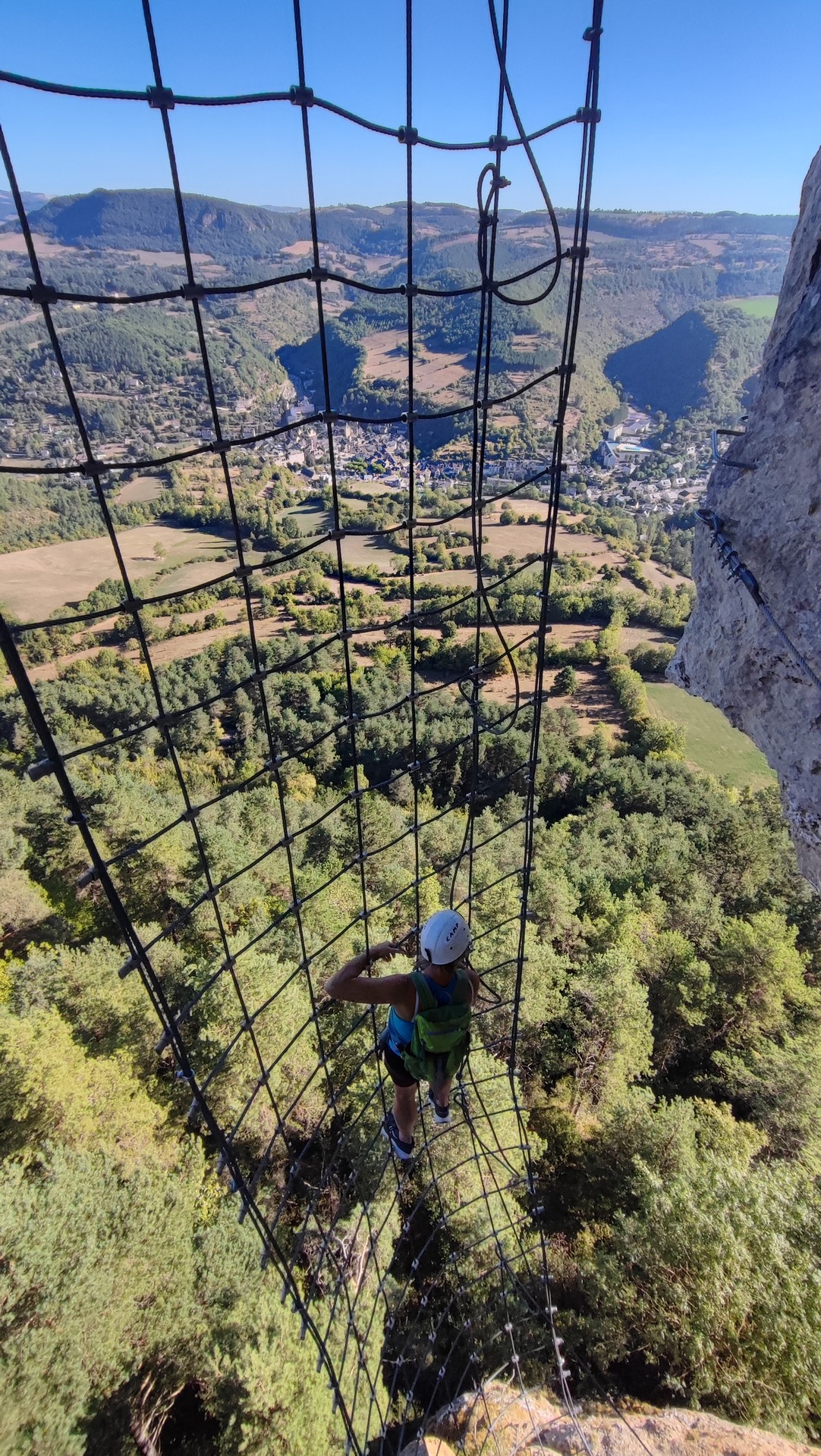 Vue depuis le filet vertical sur La Canourgue et les paysages environnants.