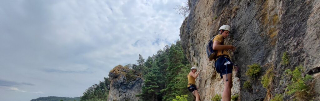 Deux participants sur la paroi de la via ferrata de La Canourgue.